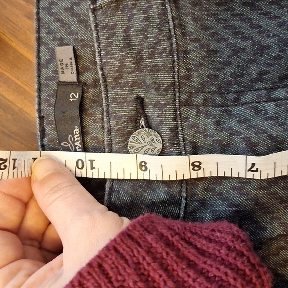 PRANA JEANS SIZE 12 CHEVRON PRINT IN DARK GRAY AND DARK PURPLE. - Picture 7 of 9